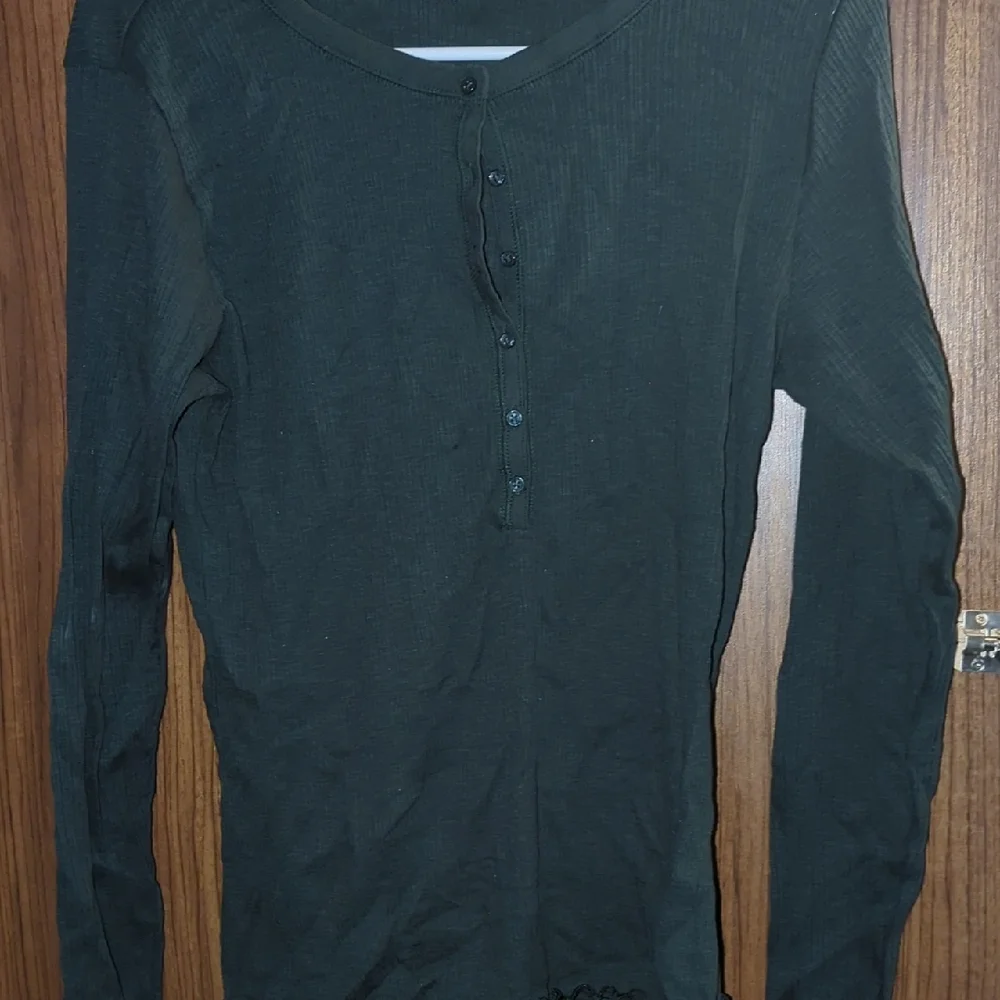 Woman's Green ๐ Shirt Long Sleeve Shirt - Picture 1 of 1